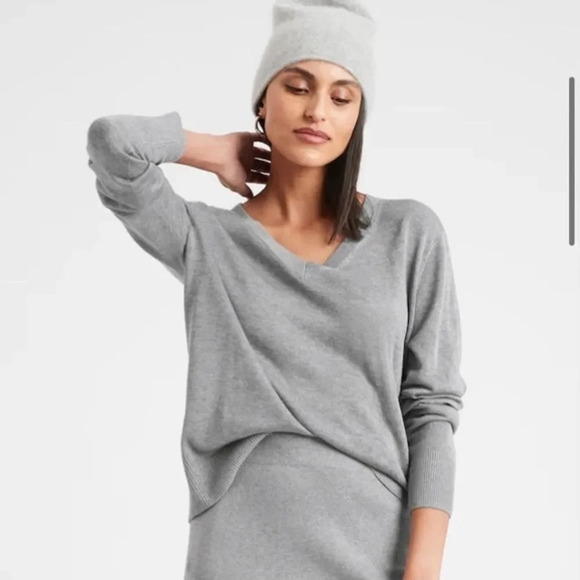 Banana Republic V-Neck Sweater - Picture 1 of 11